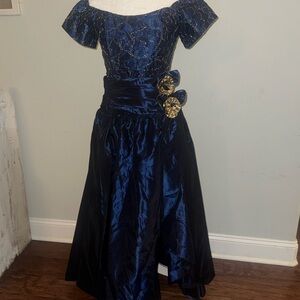 Vintage Loralie Blue with Gold Floral Accents with removable skirt. Gorgeous!